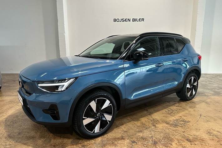Blå Volvo XC40 fra 2023 set udefra