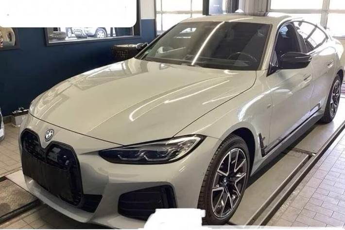 Grå BMW i4 fra 2024