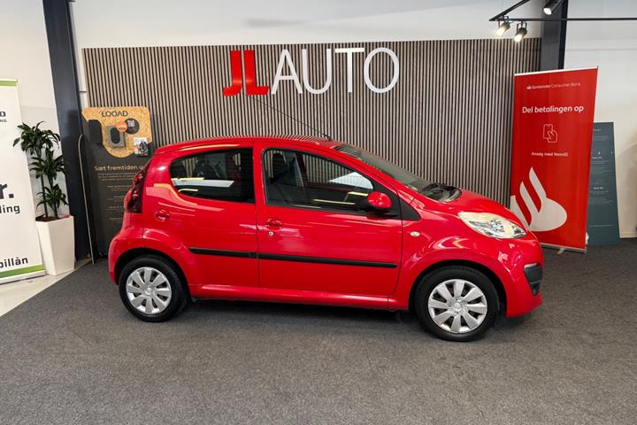 Rød Peugeot 107 fra 2013