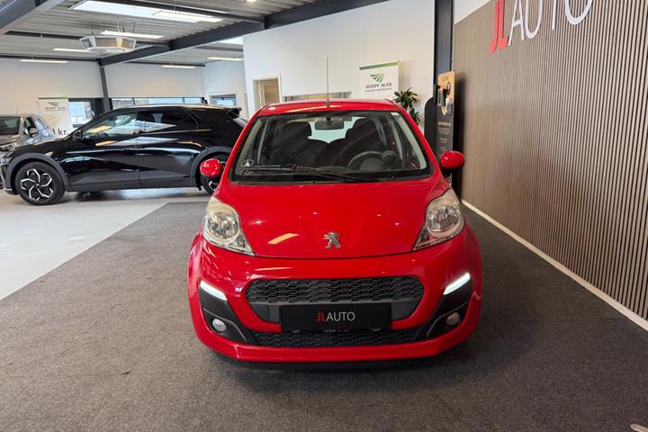 Rød Peugeot 107 fra 2013