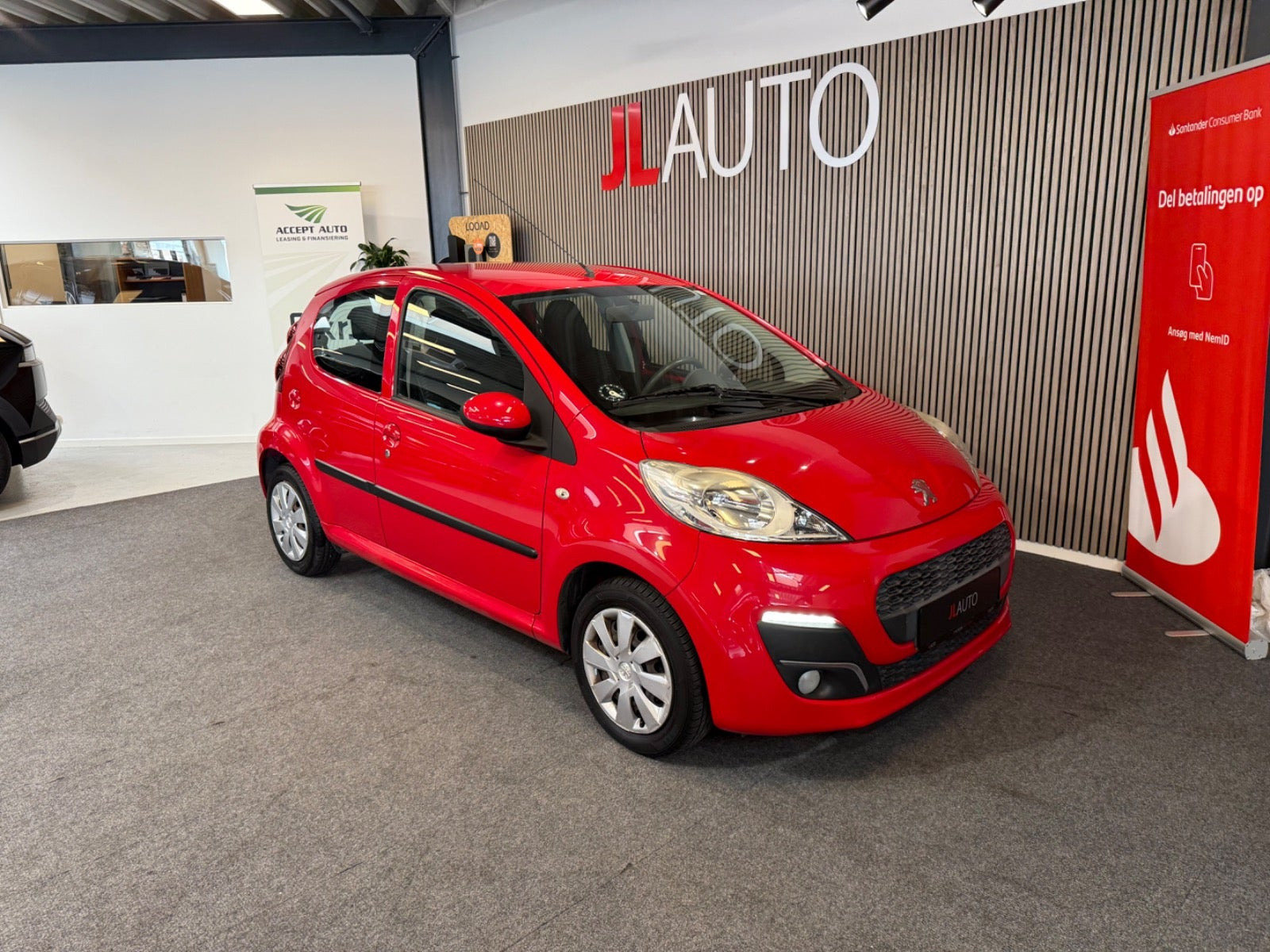 Rød Peugeot 107 fra 2013