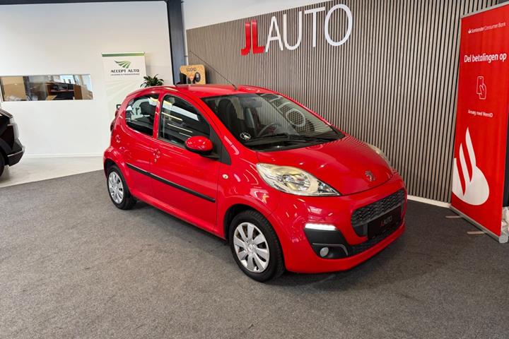 Rød Peugeot 107 fra 2013
