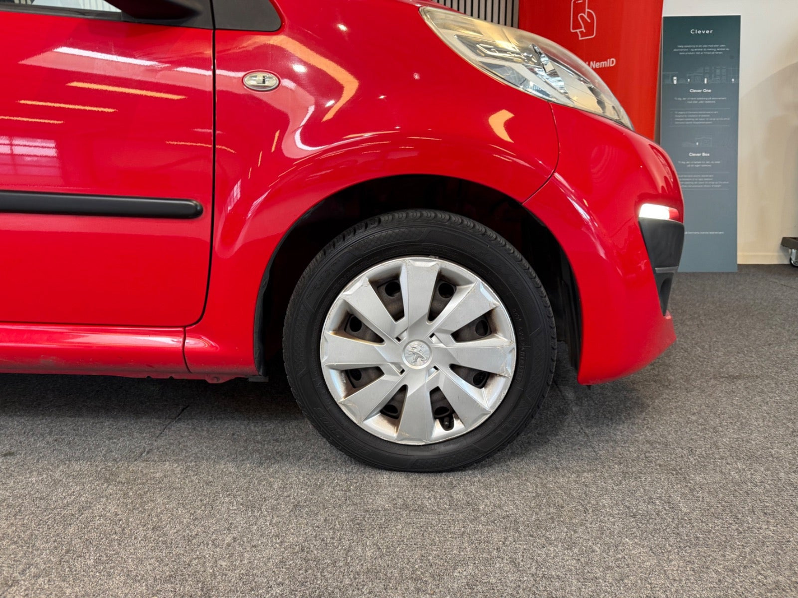 Rød Peugeot 107 fra 2013