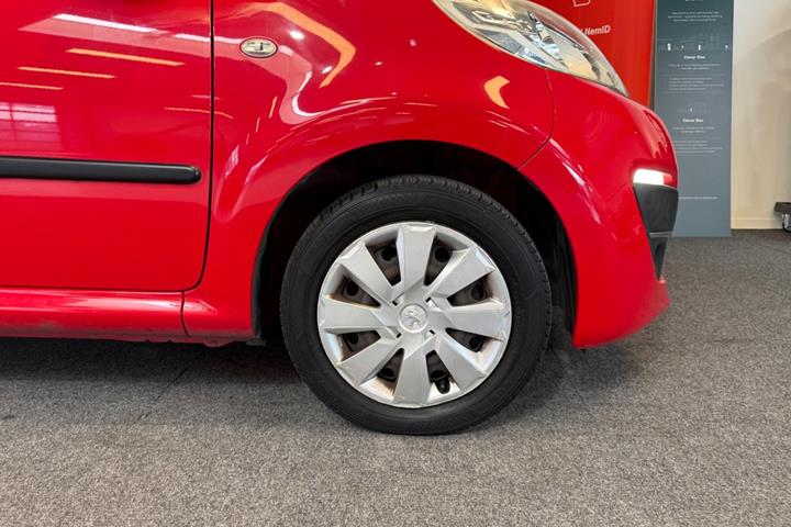 Rød Peugeot 107 fra 2013