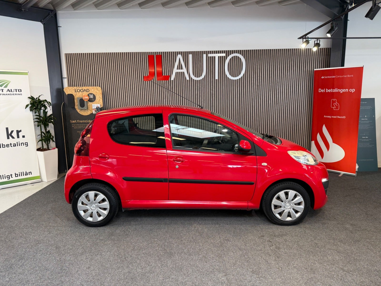 Rød Peugeot 107 fra 2013