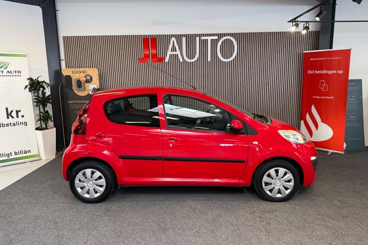 Rød Peugeot 107 fra 2013