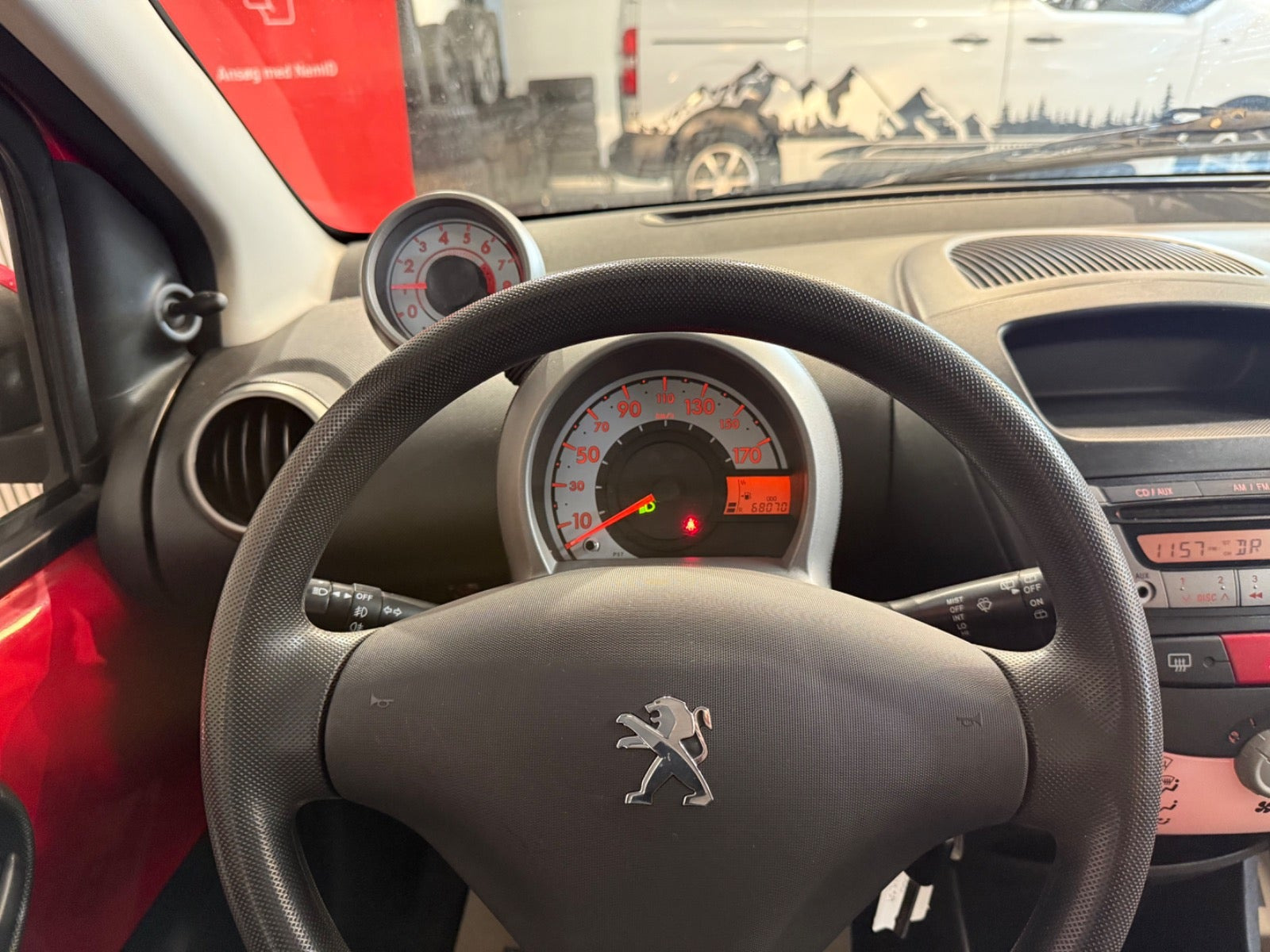 Rød Peugeot 107 fra 2013