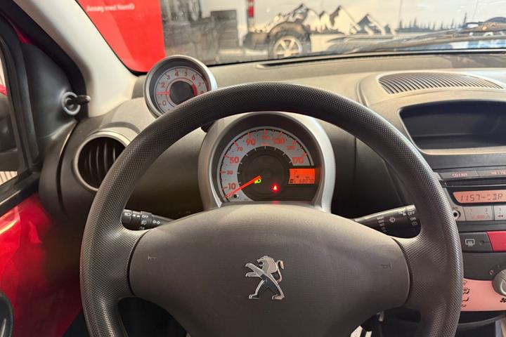 Rød Peugeot 107 fra 2013