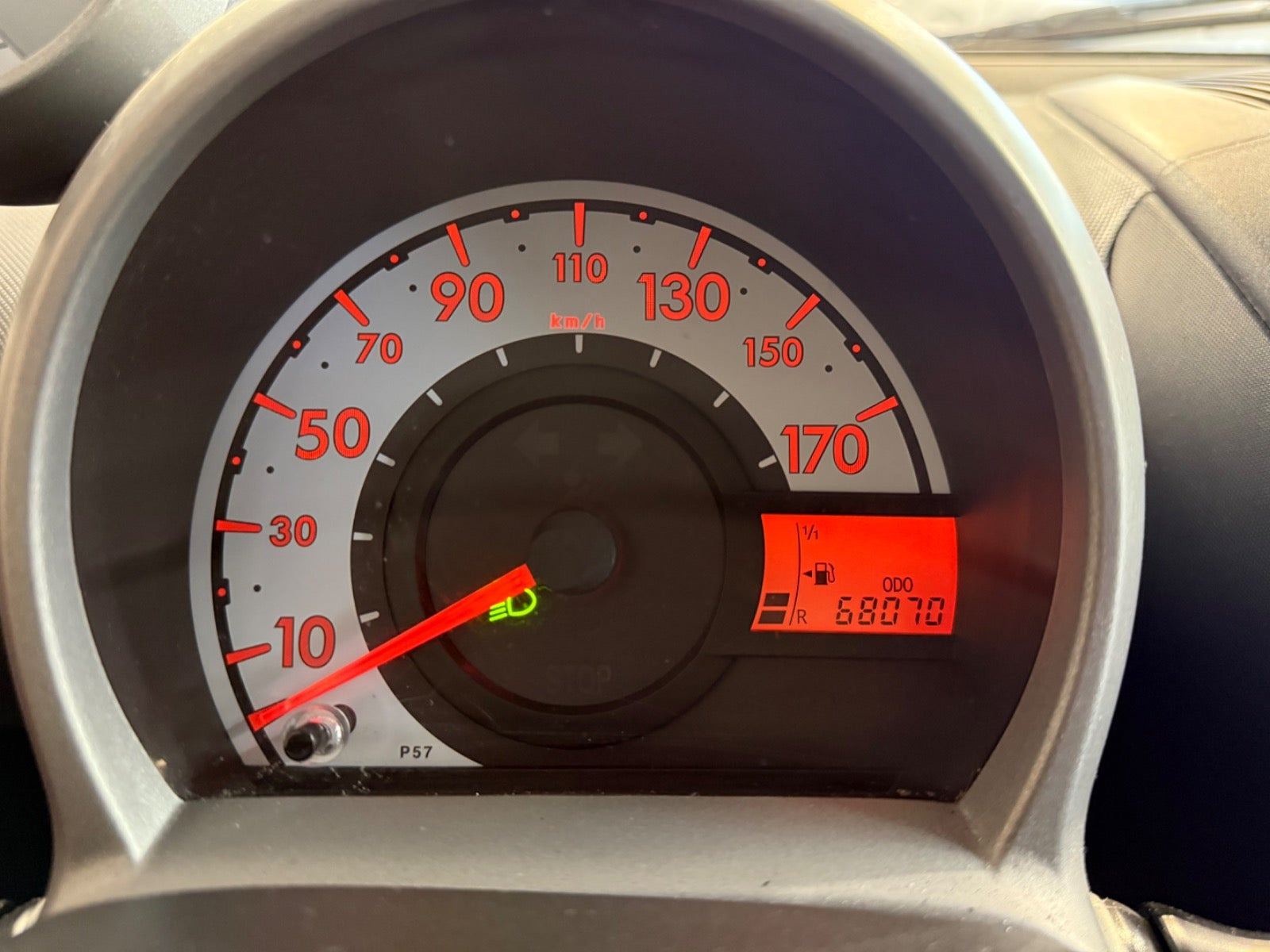Rød Peugeot 107 fra 2013