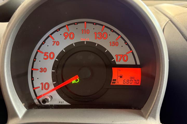 Rød Peugeot 107 fra 2013