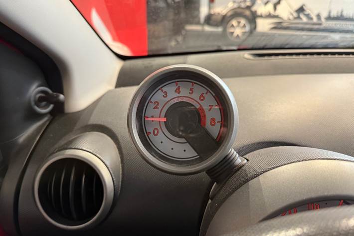 Rød Peugeot 107 fra 2013