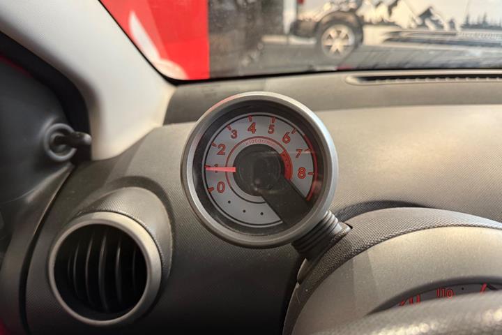 Rød Peugeot 107 fra 2013
