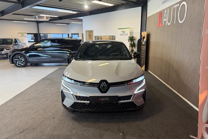 Sølv Renault Megane E-Tech fra 2022