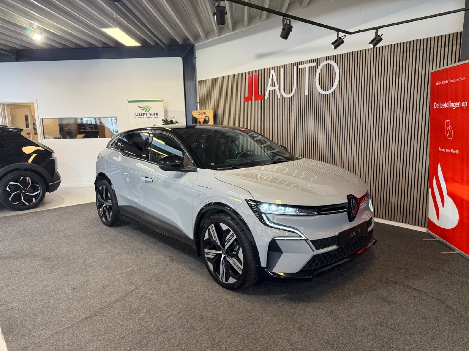 Sølv Renault Megane E-Tech fra 2022