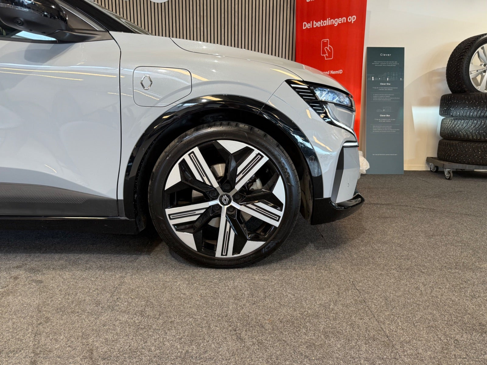 Sølv Renault Megane E-Tech fra 2022