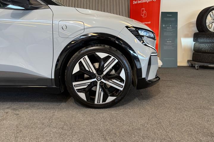 Sølv Renault Megane E-Tech fra 2022