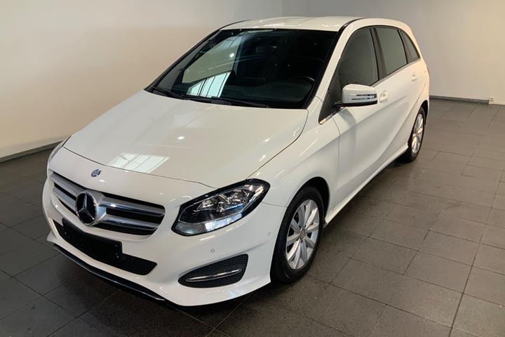 Hvid Mercedes B180 d fra 2016 set udefra