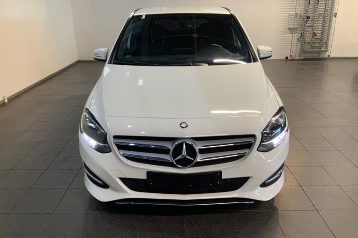 Hvid Mercedes B180 d fra 2016
