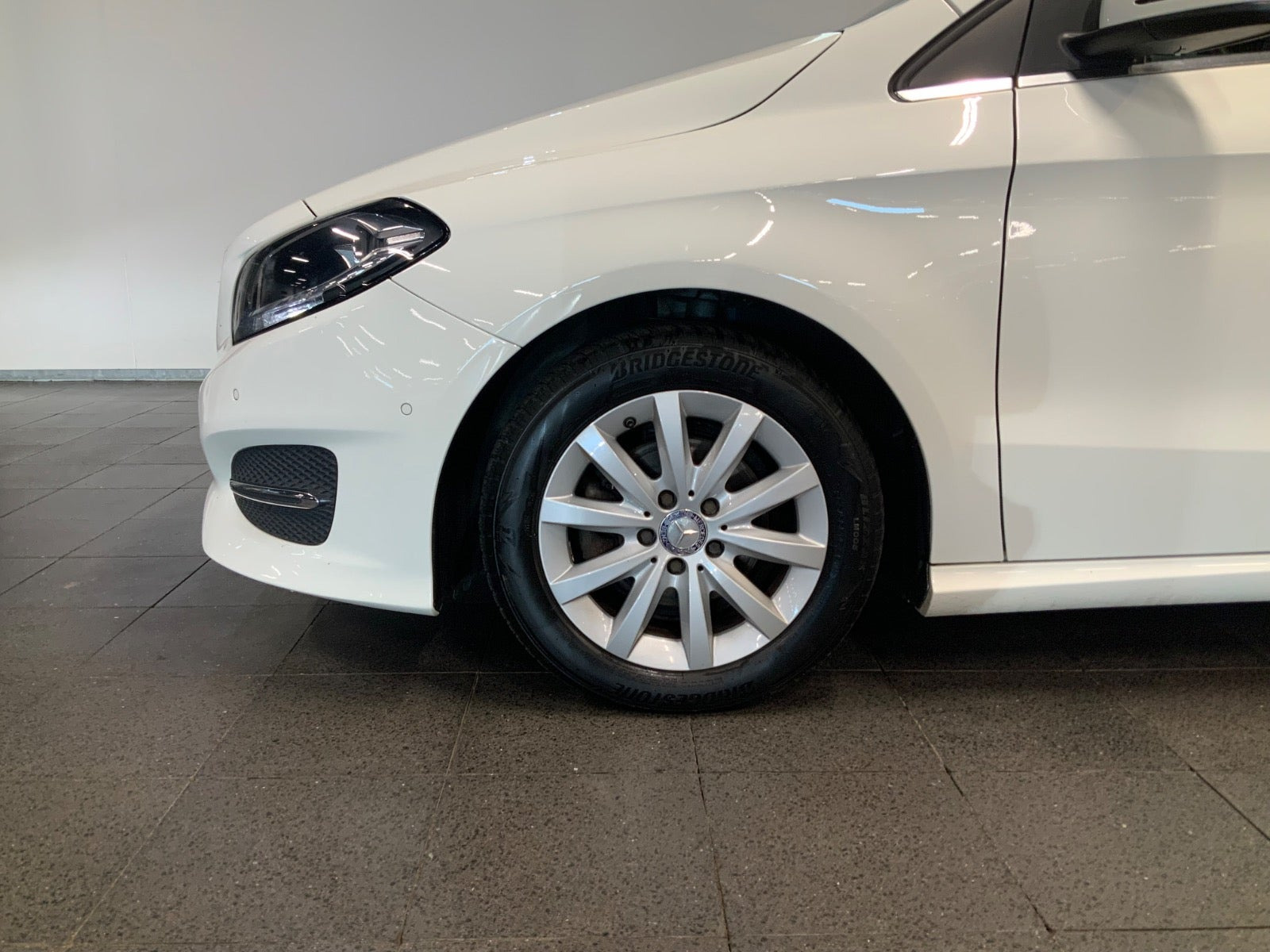 Hvid Mercedes B180 d fra 2016