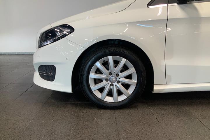 Hvid Mercedes B180 d fra 2016