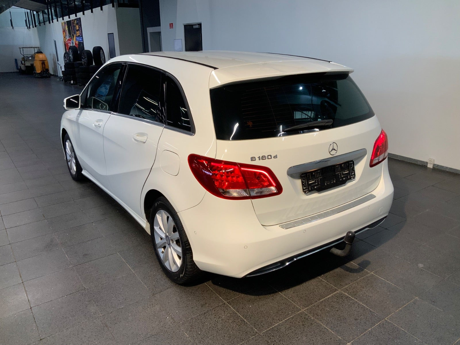 Hvid Mercedes B180 d fra 2016
