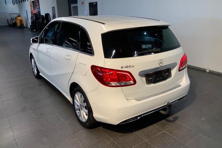 Hvid Mercedes B180 d fra 2016