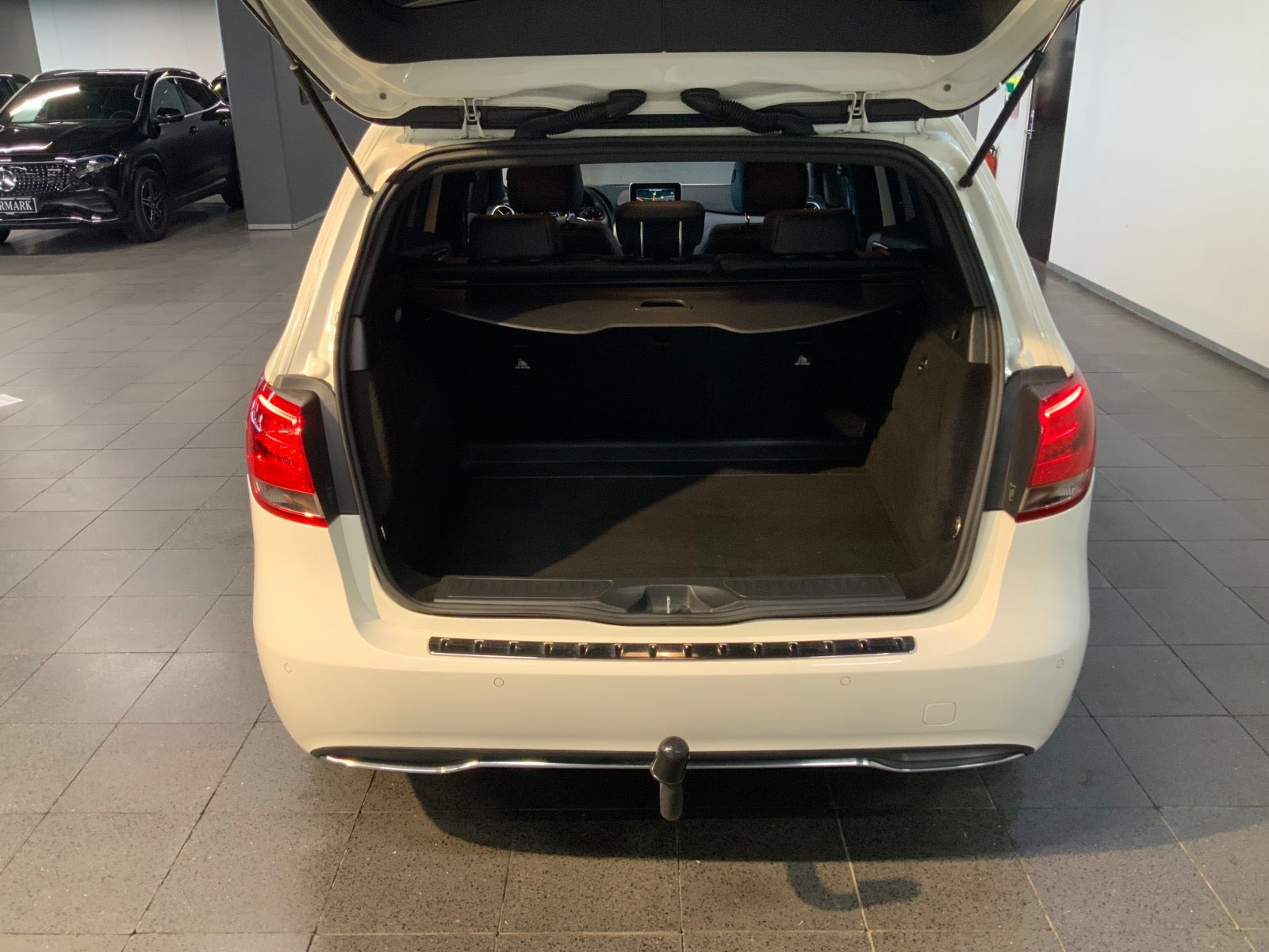 Hvid Mercedes B180 d fra 2016