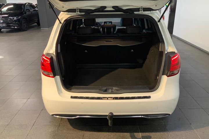 Hvid Mercedes B180 d fra 2016