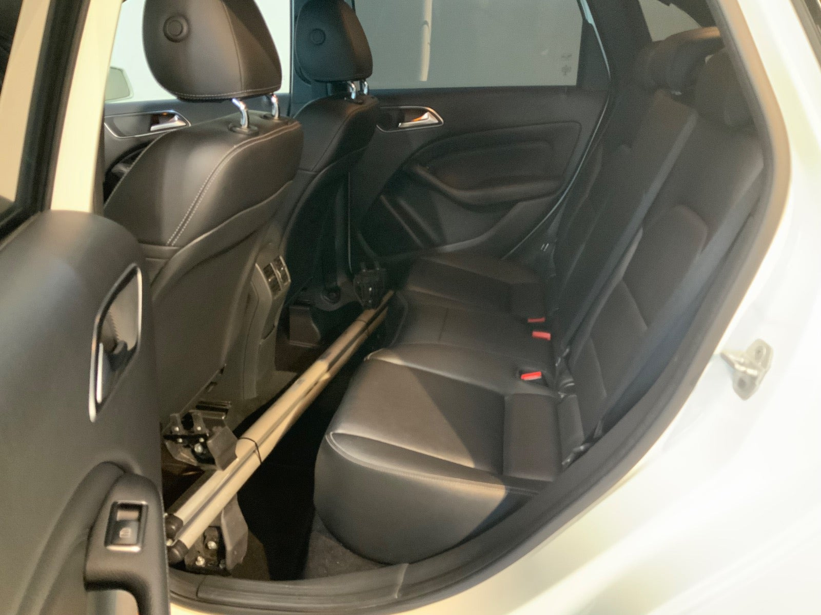 Hvid Mercedes B180 d fra 2016