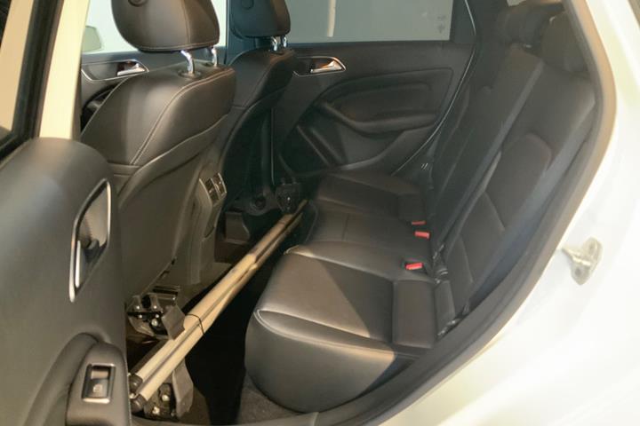 Hvid Mercedes B180 d fra 2016
