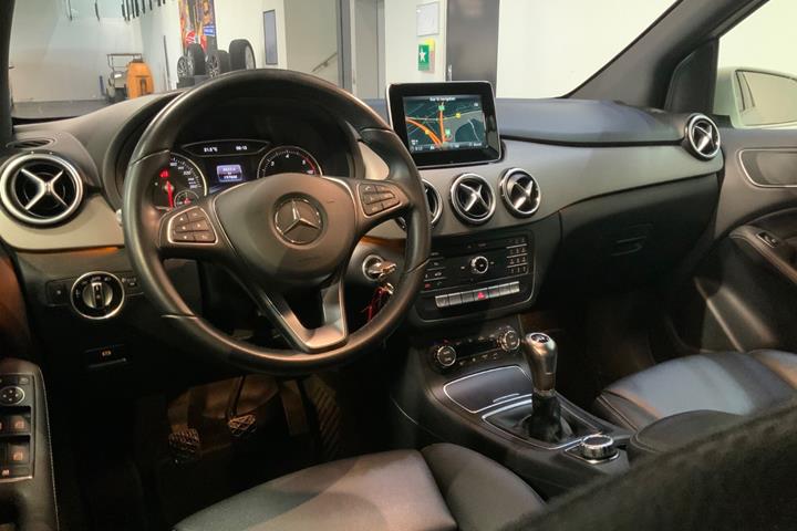Hvid Mercedes B180 d fra 2016