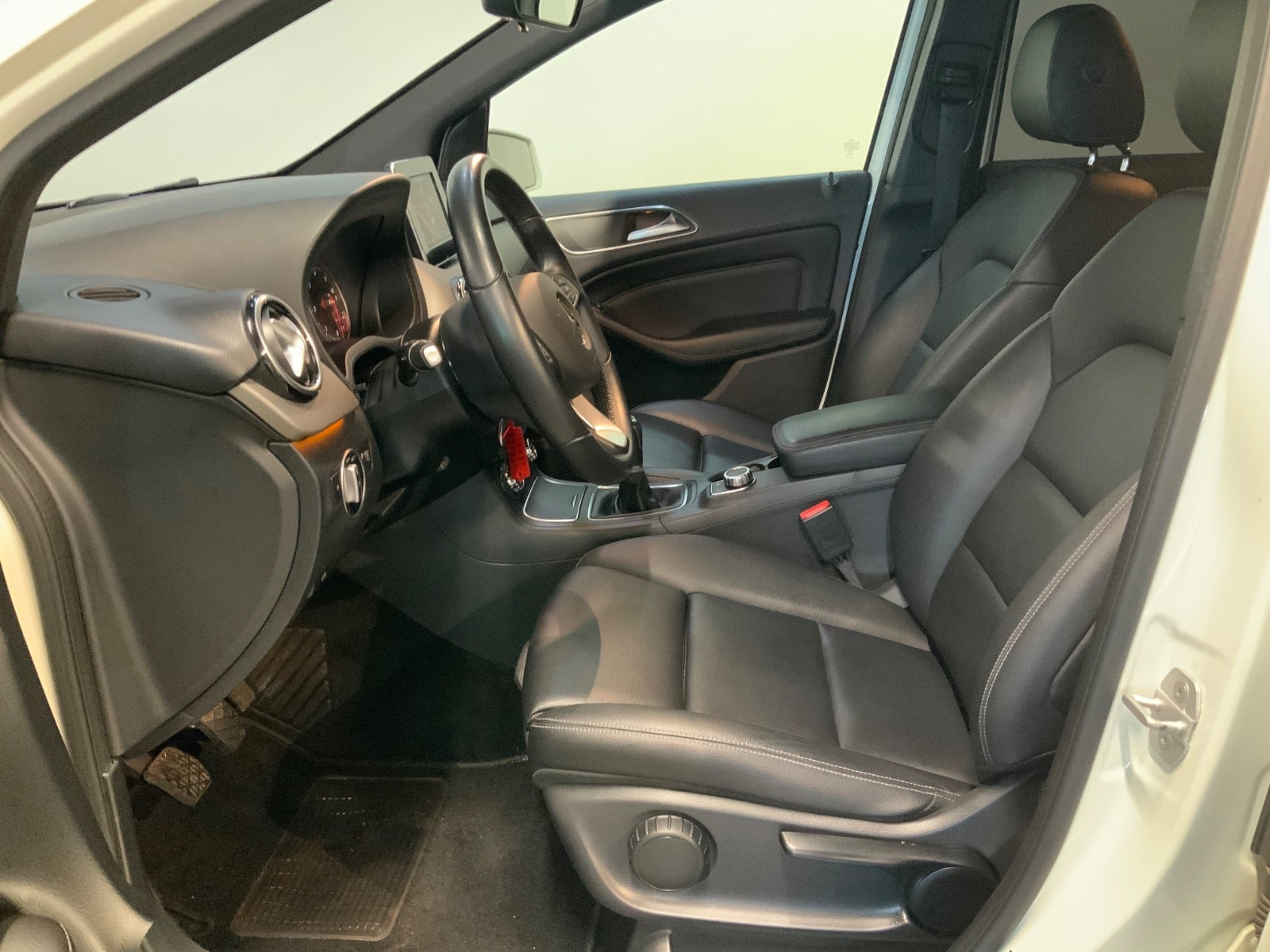 Hvid Mercedes B180 d fra 2016