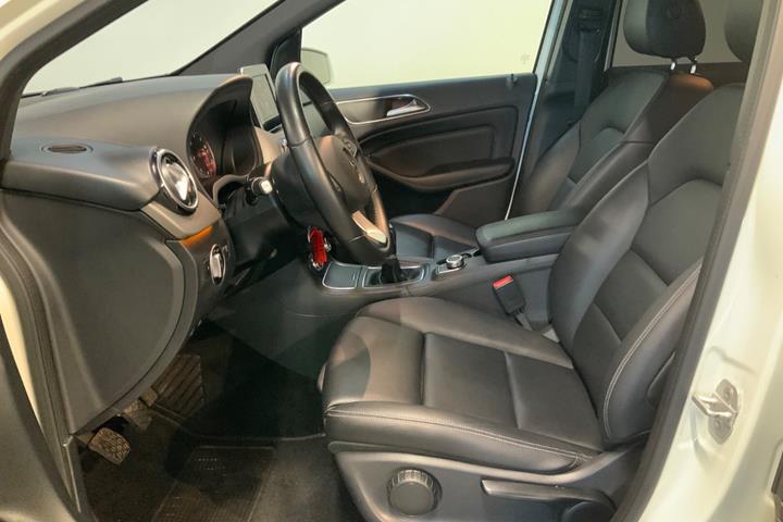 Hvid Mercedes B180 d fra 2016