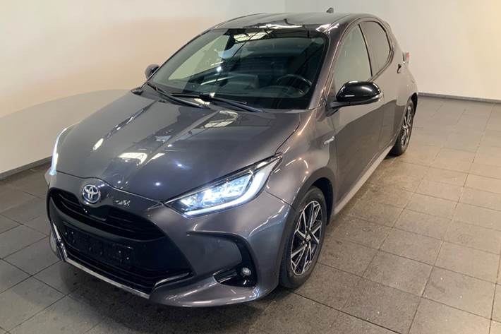Grå Toyota Yaris fra 2021