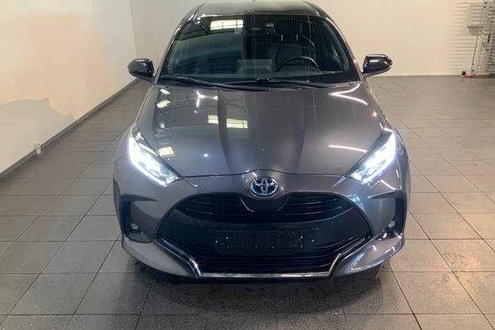 Grå Toyota Yaris fra 2021