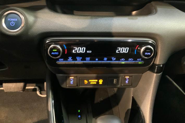 Grå Toyota Yaris fra 2021