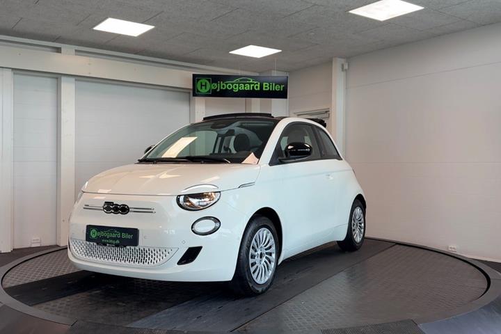 Hvid Fiat 500e fra 2023 set udefra