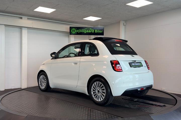 Hvid Fiat 500e fra 2023
