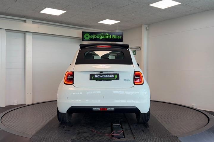 Hvid Fiat 500e fra 2023