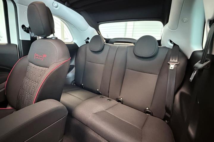 Hvid Fiat 500e fra 2023