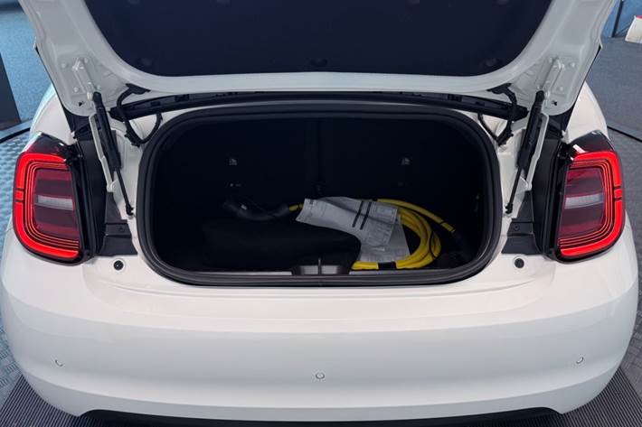 Hvid Fiat 500e fra 2023