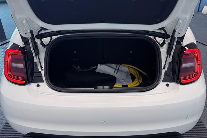 Hvid Fiat 500e fra 2023