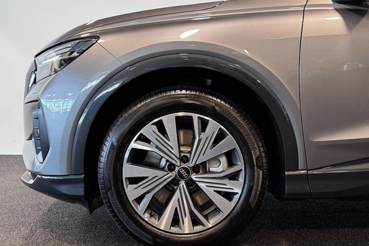 Grå Audi Q4 e-tron fra 2023