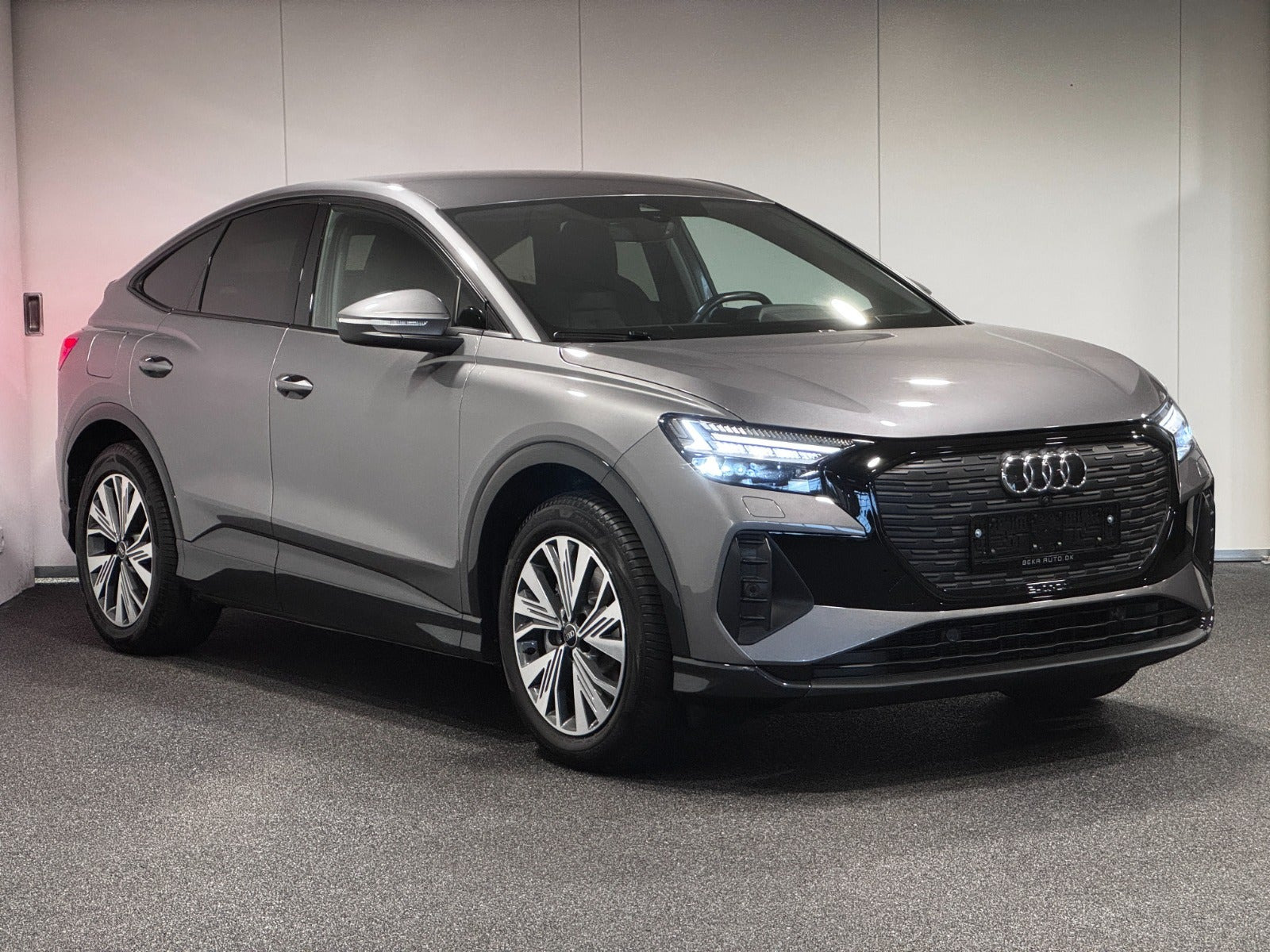 Grå Audi Q4 e-tron fra 2023