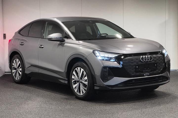 Grå Audi Q4 e-tron fra 2023