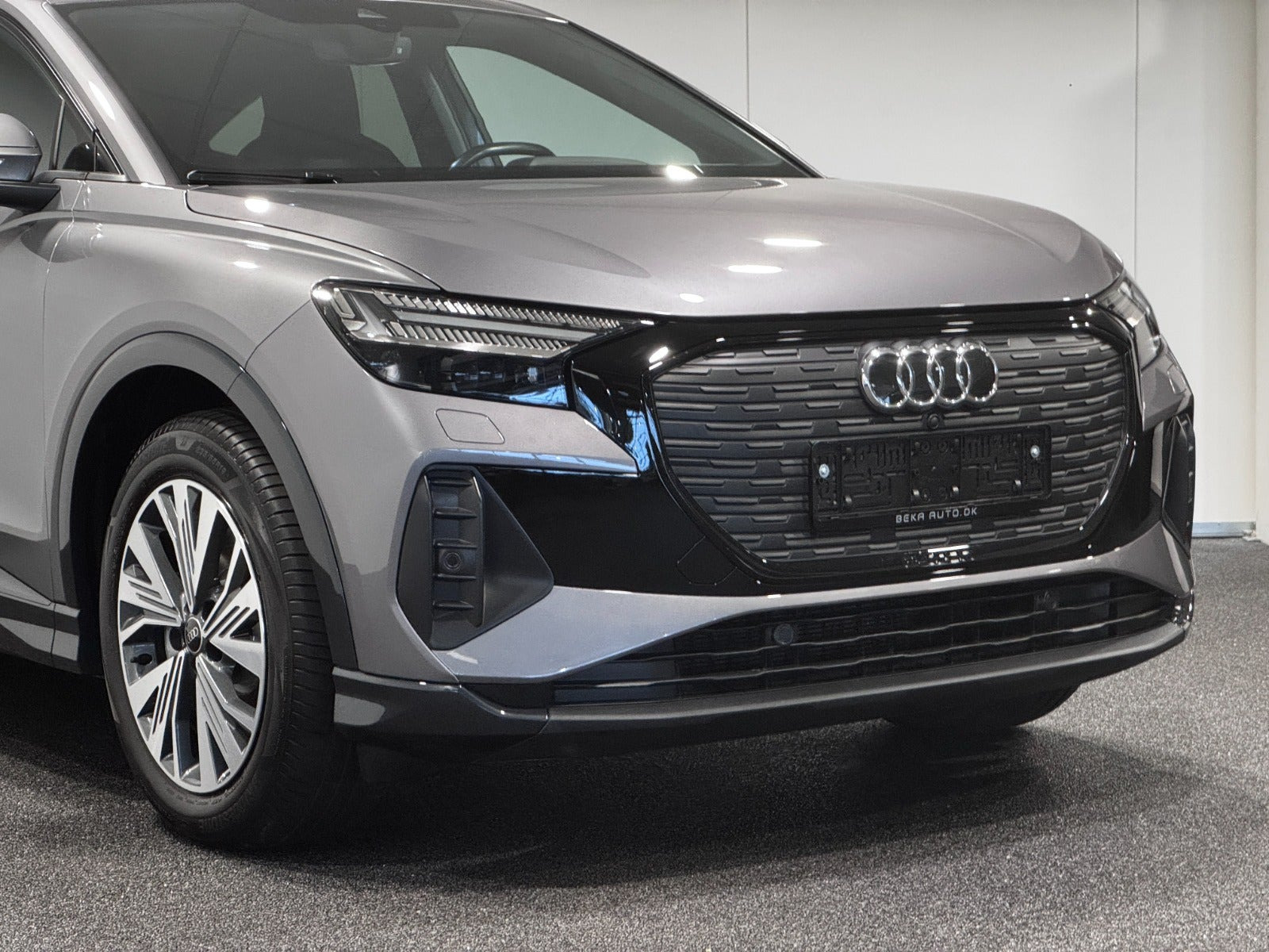 Grå Audi Q4 e-tron fra 2023