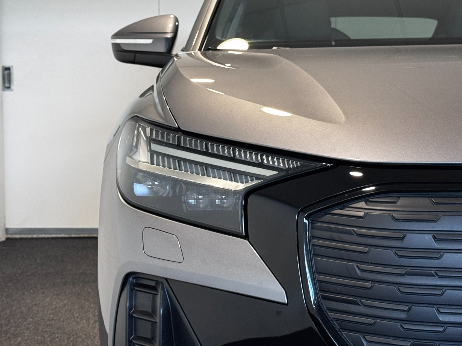 Grå Audi Q4 e-tron fra 2023
