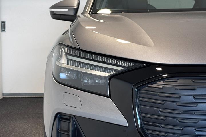 Grå Audi Q4 e-tron fra 2023