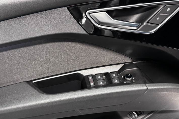 Grå Audi Q4 e-tron fra 2023
