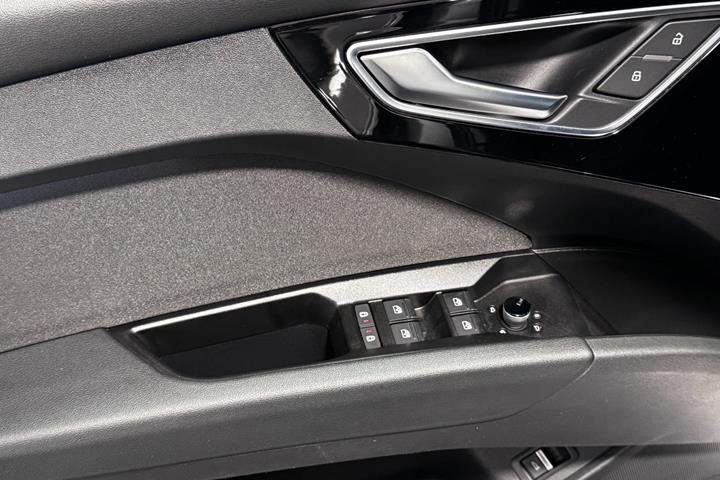 Grå Audi Q4 e-tron fra 2023